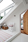 Dachgeschossausbau mit offener Holztür in einem Familien-Stadthaus in Cornwall England UK