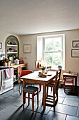 Hölzerner Küchentisch in einem Ferienhaus in Cornwall England