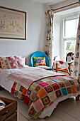 Häkeldecke auf einem Einzelbett im Mädchenzimmer eines Cottages in Cornwall UK