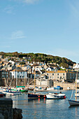 Fischerboote im Hafen von Mousehole Cornwall UK