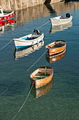 Ruderboote im Hafen von Mousehole Cornwall UK