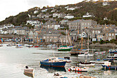 Festgemachte Boote im Hafen des Fischerdorfs Mousehole Cornwall UK