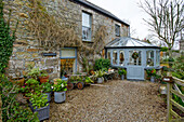 Hellblauer Anbau in der Kiesauffahrt eines Hauses in Penzance, Cornwall, Großbritannien