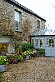 Hellblauer Anbau in der Kiesauffahrt eines Hauses in Penzance, Cornwall, Großbritannien