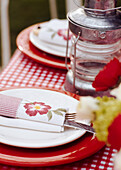 Nahaufnahme von rot-weißem Geschirr auf einem Gartentisch