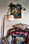 Blumenkissen auf Sessel mit Häkeldecke und Efeu in einem Cottage in Shropshire England UK