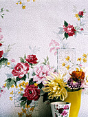 Schnittblumen mit Vintage-Rosentapete