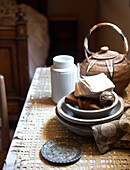 Papier und Schnur in grauen Schalen mit Teekanne in einer sizilianischen Küche