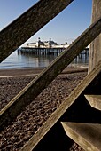 Blick durch die Holztreppe zur Seebrücke in St Leonards on Sea, East Sussex, England, UK