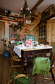 Freigelegte Ziegelwand und grüne Decke auf dem Stuhl am Esstisch in einem Haus in Tenterden, Kent, England, UK