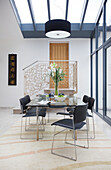 Doppelhoher Speisesaal mit Glasdecke in modernem Haus Bath Somerset, England, UK