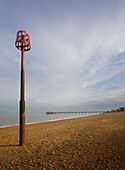 Gezeitenanzeige an der Strandpromenade von Deal mit Kieselstrand Kent England UK