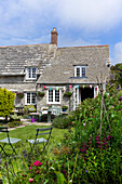 Klappstühle und Wimpel im Garten von Worth Matravers Cottage in Dorset, England, UK