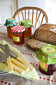 Brot und Marmelade mit Messern auf dem Küchentisch in Worth Matravers cottage Dorset England UK