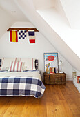 Karierte Bettdecke mit Fähnchen und Nachttischkorb in Emsworth Strandhaus Hampshire England UK