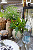 Trinkwasser mit Geschirr auf Gartentisch in Haus in Kent England UK
