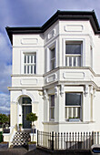 Weiße Fassade einer dreistöckigen viktorianischen Villa in Tunbridge Wells Kent England UK