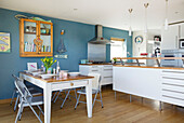 Offene Küche und Esszimmer in einem Strandhaus auf Hayling Island, Hampshire, England, UK