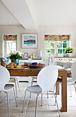 Hölzerner Küchentisch mit weißen Stühlen in Bishops Sutton Küche Alresford Hampshire England UK