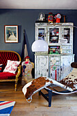 Vintage-Lampe und Ponyskin-Sessel mit Vitrine und Sofa in einem Haus in Tenterden, Kent, Großbritannien