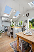 Hellgraue offene Wohnküche mit Blick in den Garten Oxfordshire UK