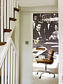 Brauner Ledersessel mit schwarzem und weißem Kunstwerk im Home Office eines Stadthauses im Norden Londons England UK