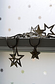 Sternförmige Ornamente an einer Metallkette in einem Londoner Haus UK
