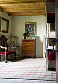 Geschnitzter Stuhl und Holzkommode im Schlafzimmer eines schottischen Hauses UK