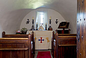 Holzbänke in kleiner Kirche mit geschnitzter Decke Schottland UK