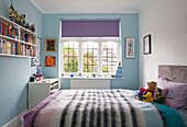 Kinderzimmer in Pastellblau mit fliederfarbenem Rollo in einem Haus in London, England, UK