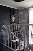 Metallische Deckeninstallation im Treppenhaus eines modernen Londoner Stadthauses, UK