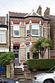 Außenfassade eines Hauses aus Ziegeln und Stein in London, Vereinigtes Königreich