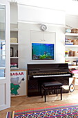 Klavier und Aquarium in einem modernen Londoner Stadthaus, England, UK