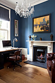 Brauner Ledersessel am Schreibtisch mit Computer im blauen Arbeitszimmer eines klassischen Londoner Stadthauses, UK