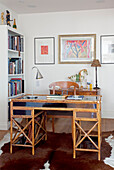 Schreibtisch und Stuhl aus Bambus in einem Büro in einem umgebauten Lagerhaus, Berkshire, England, UK
