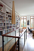 Bücherregal im Arbeitszimmer eines modernen Londoner Stadthauses, England, UK