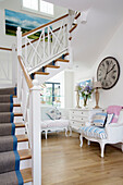 Flursitzmöbel im offenen Treppenhaus eines Hauses in Dulwich, London, England, Vereinigtes Königreich