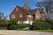 Eingeschlossener Eingang zu einem freistehenden Backsteinhaus in Sussex, England, UK