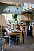 Esstisch und Stühle aus Holz in der Küche eines Landhauses in Dorset, England, UK