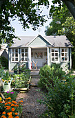 Bemaltes Gartenhaus im Garten eines Landhauses in Dorset, England, UK