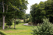 Waldstück und Bank am Straßenrand, Bretagne, Westfrankreich