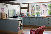 Spritzschutz aus Edelstahl in offener, hellblauer Einbauküche in einem Haus in Herefordshire, England, Vereinigtes Königreich