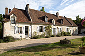 Sonnenbeschienenes Äußeres eines französischen Bauernhauses an der Loire, Frankreich