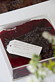 Getrocknete Weintrauben mit handgeschriebenem Geschenkanhänger in einem Haus in Oxfordshire England UK