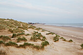 Windgepeitschte Sanddünen auf Camber Sands East Sussex England UK