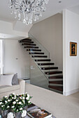 Offene Treppe mit Glasgeländer in einer modernen Londoner Wohnung UK