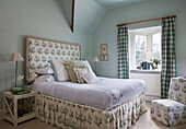 Doppelbett mit abgestimmten Stoffen in einem Haus in Lymington, Hampshire, Großbritannien