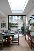 Esstisch mit Blick auf den Innenhofgarten im Küchenanbau eines Londoner Stadthauses England UK