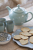 Herzförmige Kekse mit hellblauer Teekanne und Keramiktassen in East Dean Haus West Sussex UK