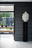 Buddhakopf auf Sockel im Zen-Stil in einem Haus in London, England, UK